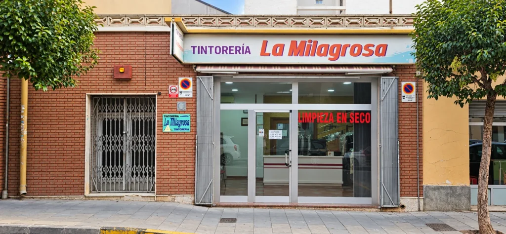 Fachada y entrada de Tintorería La Milagrosa en Elda