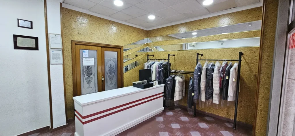 Mostrador y zona de atención al cliente de Tintorería La Milagrosa en Elda