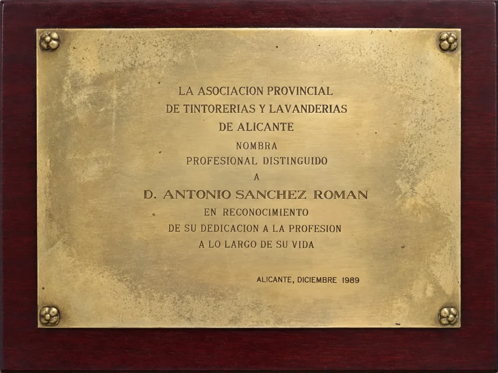 Placa de reconocimiento a Antonio Sánchez Román por su dedicación a la tintorería, diciembre de 1989